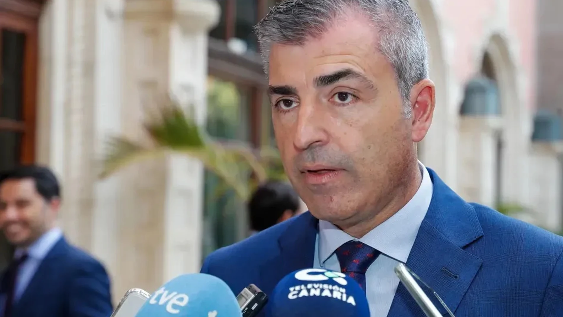 El presidente de los populares en Canarias atiende a los medios de comunicación