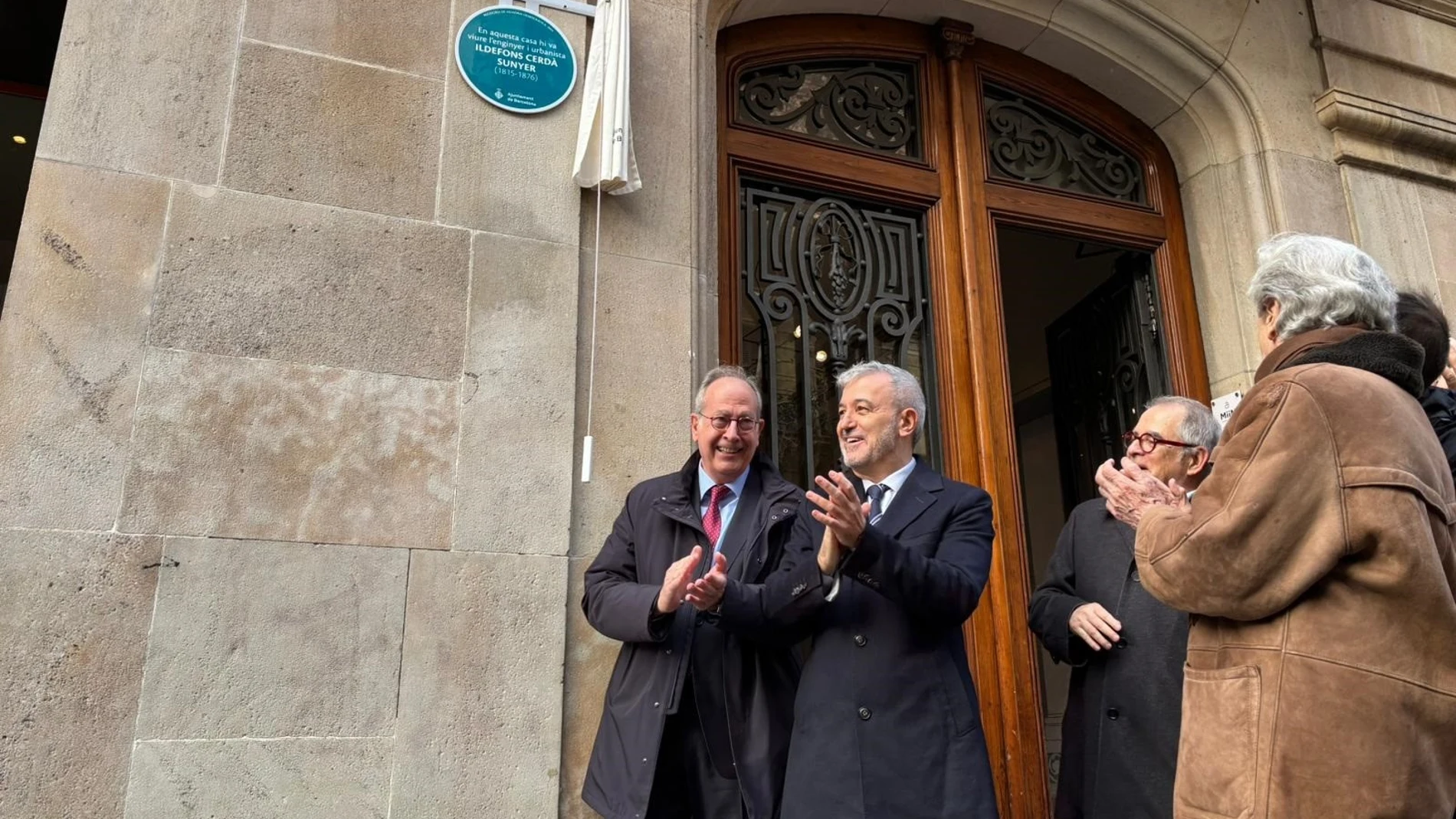 El alcalde de Barcelona, Jaume Collboni, junto al decano del Col·legi d'Enginyers de Camins, Canals i Ports de Catalunya, Pere Calvet, durante la inauguración de la placa conmemorativa al ingeniero Ildefons Cerdà EUROPA PRESS 20/01/2025