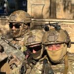Miembros del EZAPAC con el "Black Hornet"