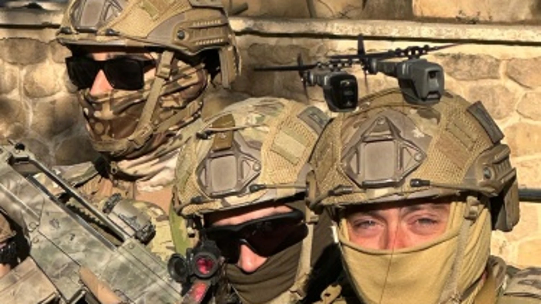 Miembros del EZAPAC con el "Black Hornet"
