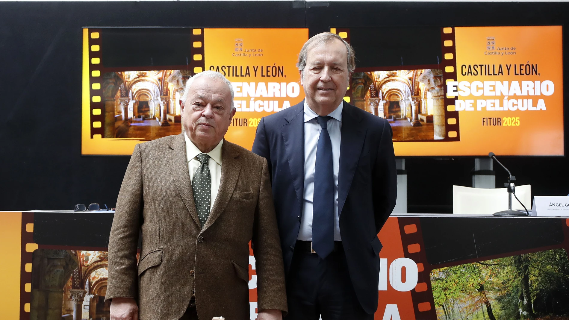 El consejero Gonzalo Santonja y el director de Turismo, Ángel González Pieras, presentan la oferta de la Junta en Fitur