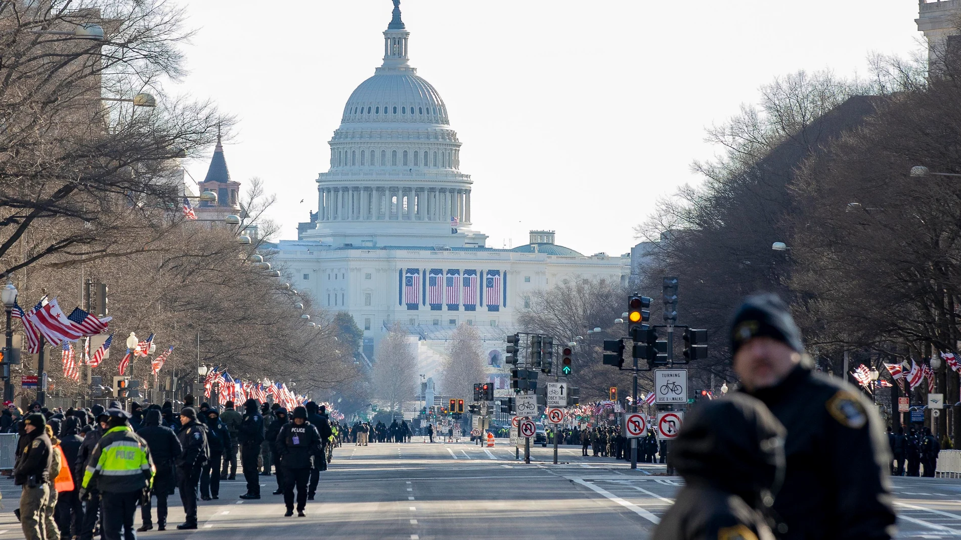 AME2763. WASHINGTON (ESTADOS UNIDOS), 20/01/2025.- Fotografía del Capitolio de los Estados Unidos y sus alrededores antes de la investidura del presidente electo, Donald Trump, este lunes, en Washington (EE.UU.). EFE/ Ángel Colmenares