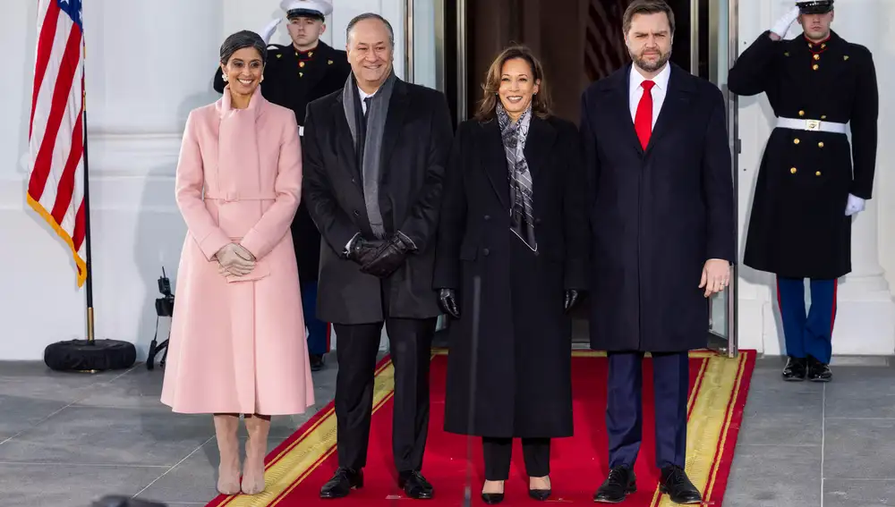 Usha Vance con un total look rosa y Kamala Harris con bufanda estampada