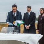 El presidente de la Junta de Andalucía, Juanma Moreno (2i), introduce en una urna varios periódicos y la bandera de Andalucía, junto al delegado del Gobierno en Andalucía, Pedro Fernández (2d); el alcalde de Utrera (Sevilla), Francisco Jiménez (i), y a la consejera de Fomento, Articulación del Territorio y Vivienda, Rocío Díaz (d)