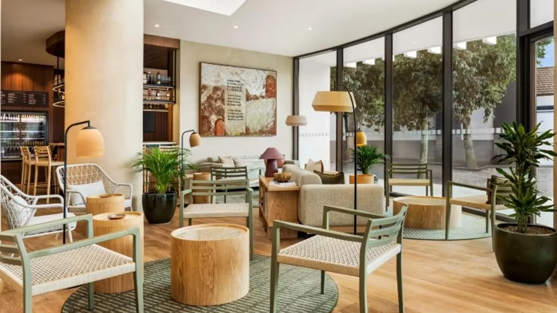 Instantánea de la recepción del hotel. Un espacio muy luminoso gracias a sus grandes ventanales