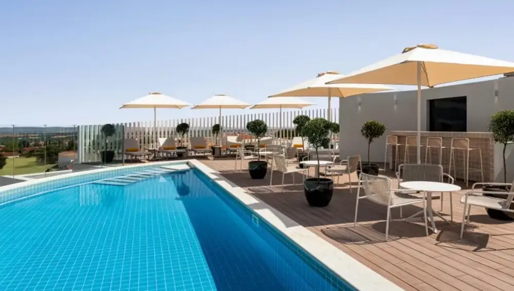Imagen de la piscina, situada en la parte alta del hotel
