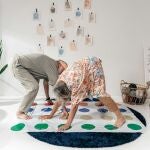 Adultos jugando al twister
