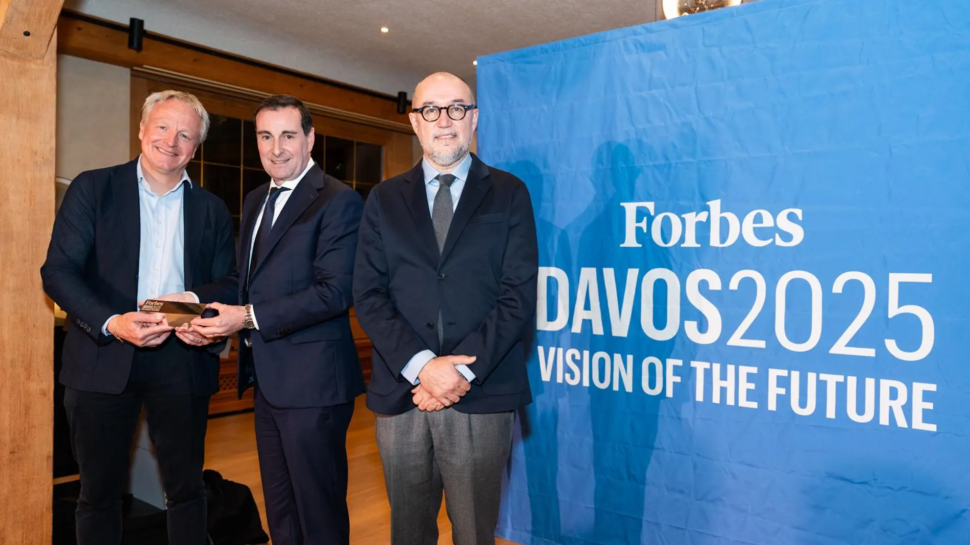 Toni Muñoz, consejero delegado de Mango, recibe el premio del manos del CEO de Moeve, Maarten Wetselaar
