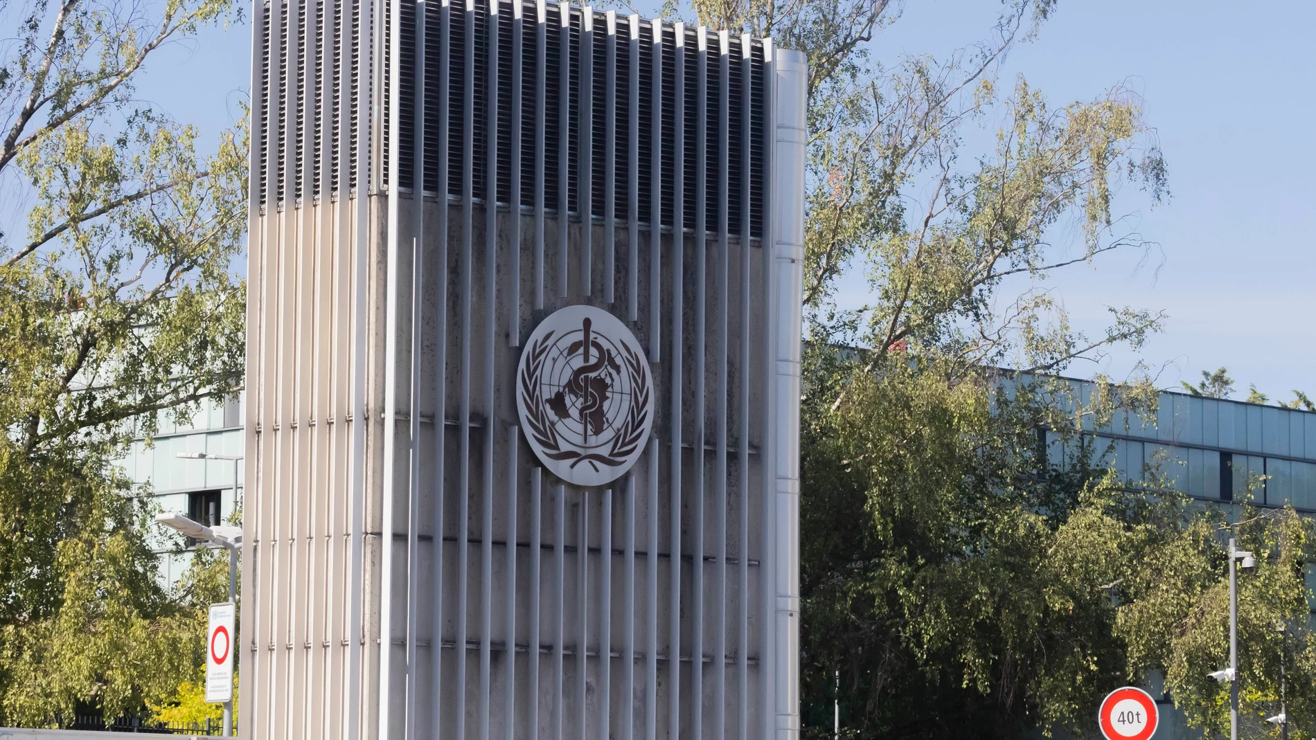(Foto de ARCHIVO) August 21, 2024, Geneva, France, Switzerland: Geneva, Switzerland August 21, 2024 - A logo stands at the entrance to the headquarters of the World Health Organization (WHO). The WHO has classified the MPOX epidemic in Africa as a public health emergency of international concern..OMS, ORGANISATION MONDIALE DE LA SANTE, ILLUSTRATION, MPOX, ALERTE, EPIDEMIE, VIRUS, GENEVE, INFECTION VIRALE, MEDICINE, SOIN, ORGANISATION INTERNATIONALE, BUREAUX, NATIONS UNIES, TEDROS ADHANOM, VA...