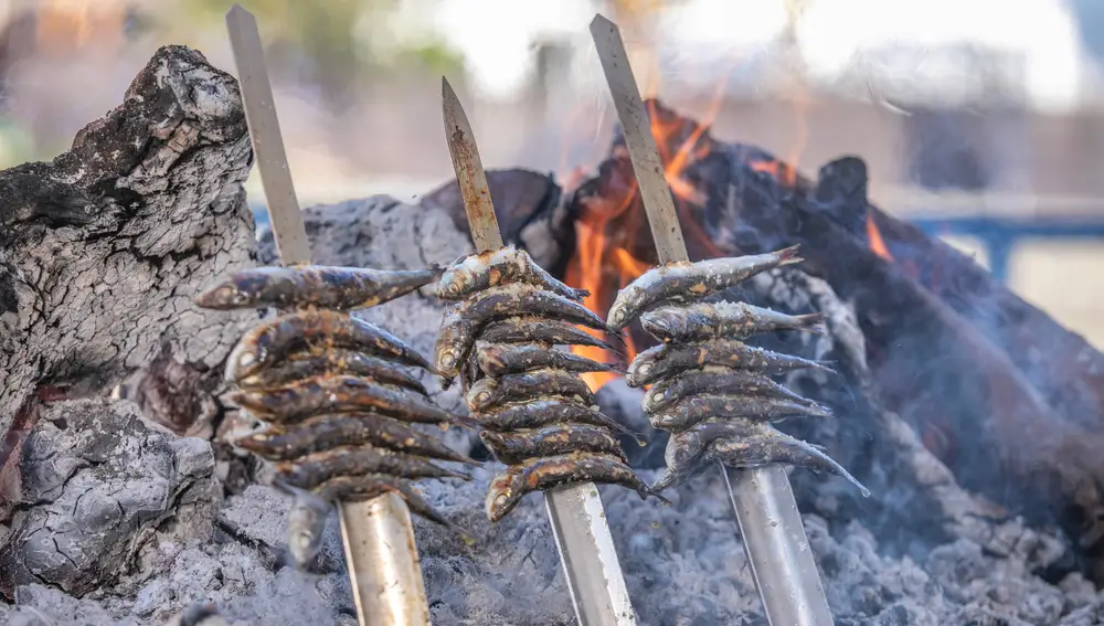 Los espetos de sardinas son un suculento reclamo gastronómico