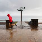 Un hombre sale a correr con mal tiempo