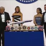 El presidente de EEUU deleita a sus seguidores moviendo sus brazos al ritmo de 'Y.M.C.A', espada en mano