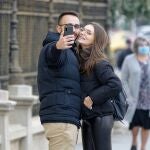 Pareja sacando una foto