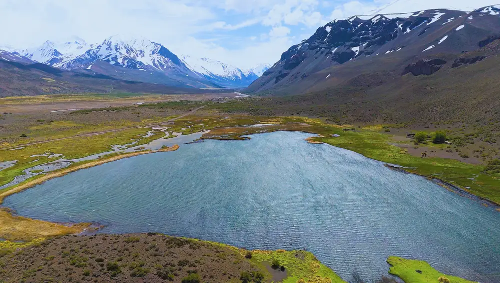 La libertad de la Ruta 40 invita a abandonarla para disfrutar de lugares espectaculares cercanos, como la Laguna del Sosneado