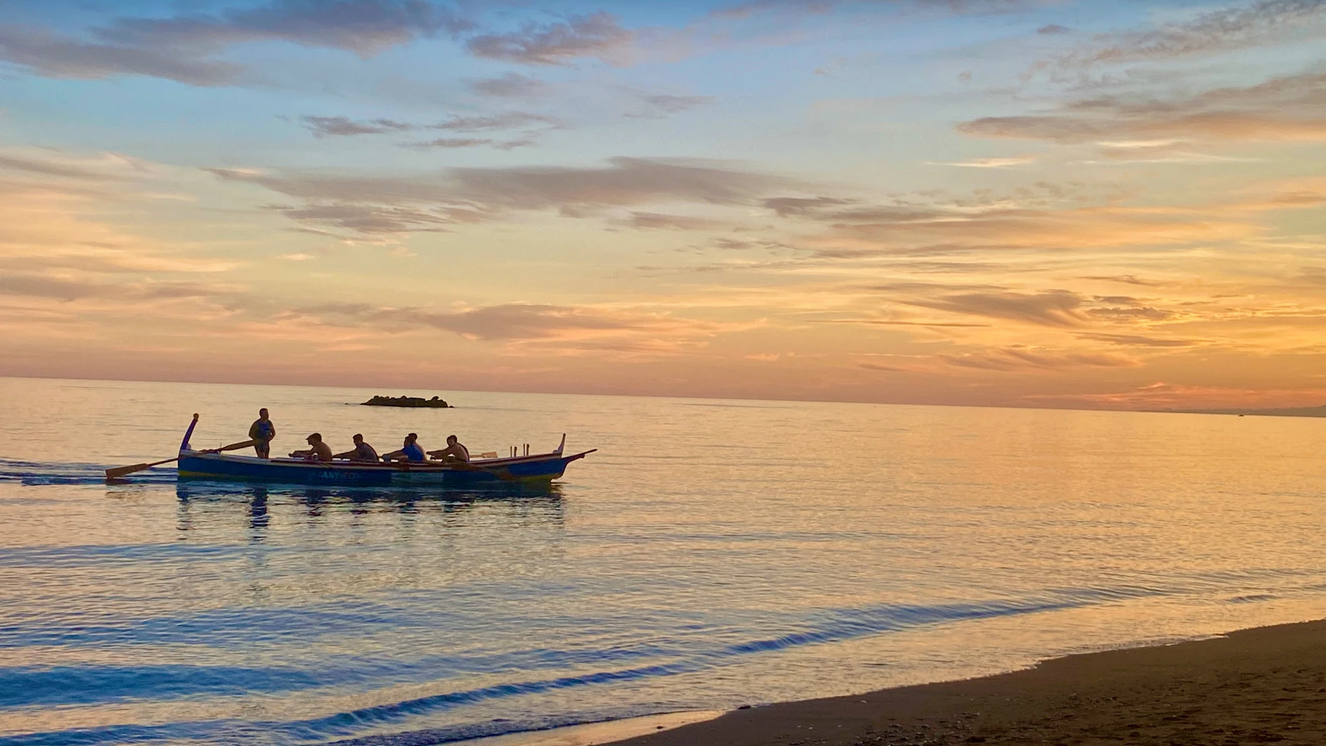Idílica playa en el Rincón de la Victoria al atardecer
