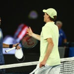 Jannik Sinner saluda a Alex De Miñaur tras superarle en la Rod Laver Arena