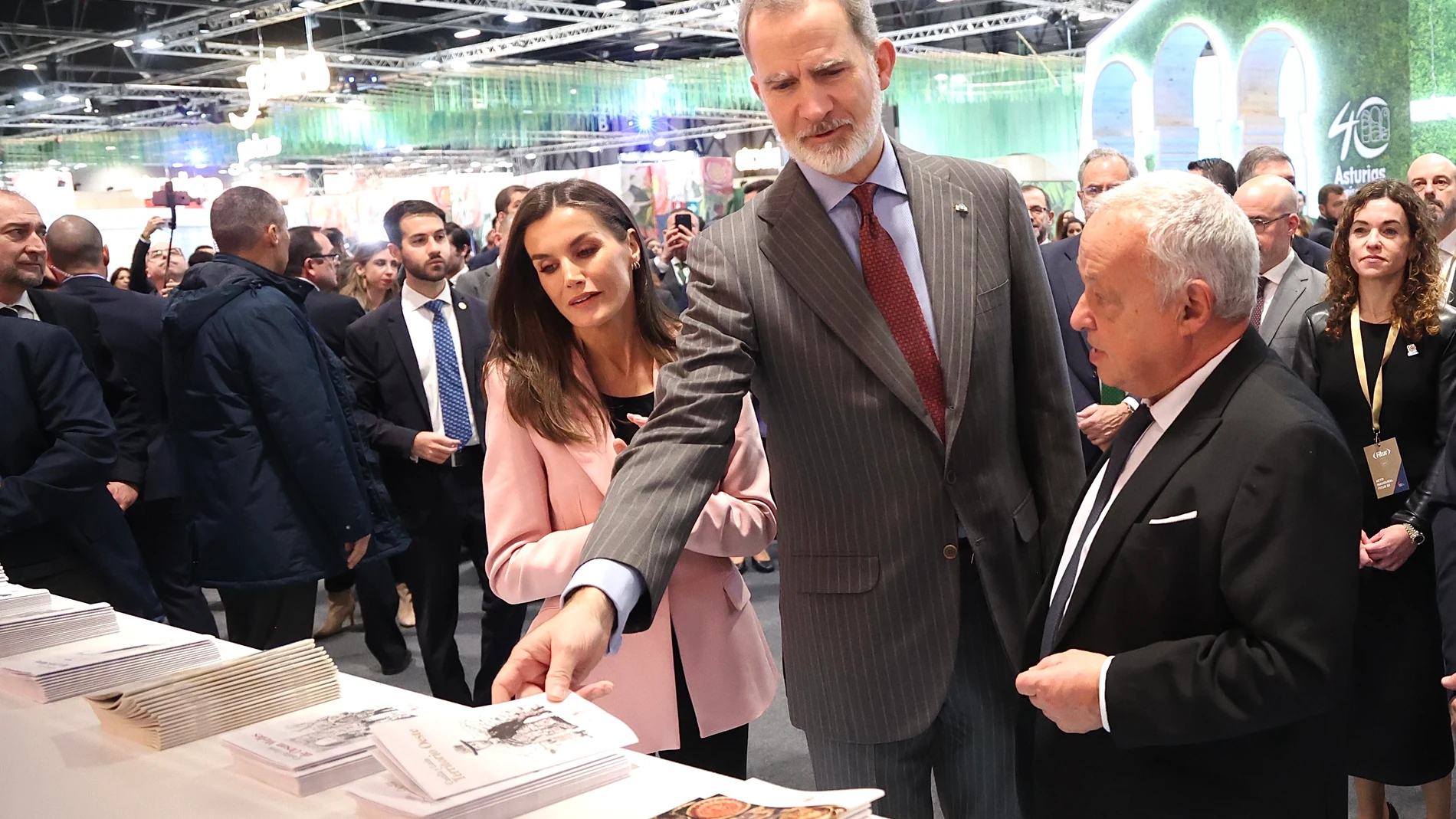 Felipe VI y doña Leticia en el stand de Castilla y León junto a Gonzalo Santonja