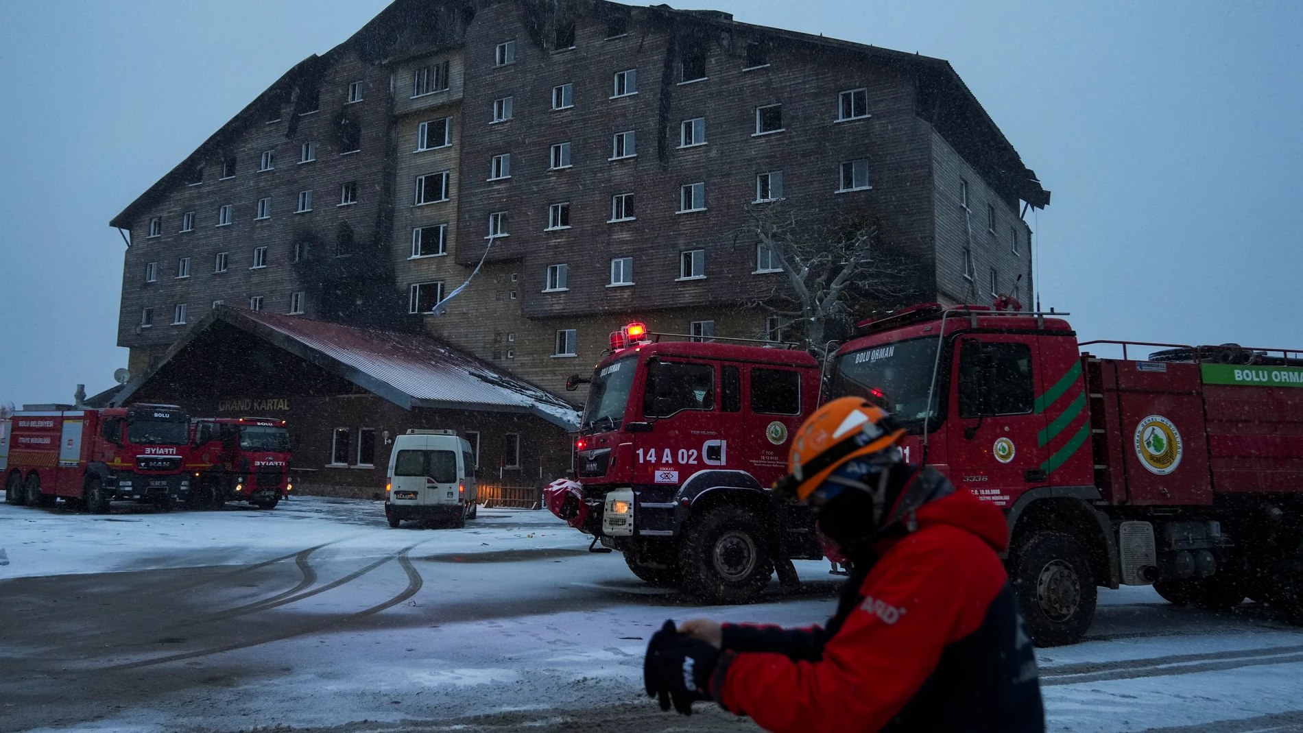 Firefighters and emergency teams work on the aftermath of a fire that broke out at a hotel in the ski resort of Kartalkaya, located in Bolu province, northwest Turkey, on Wednesday, Jan. 22, 2025. (AP Photo/Francisco Seco)
