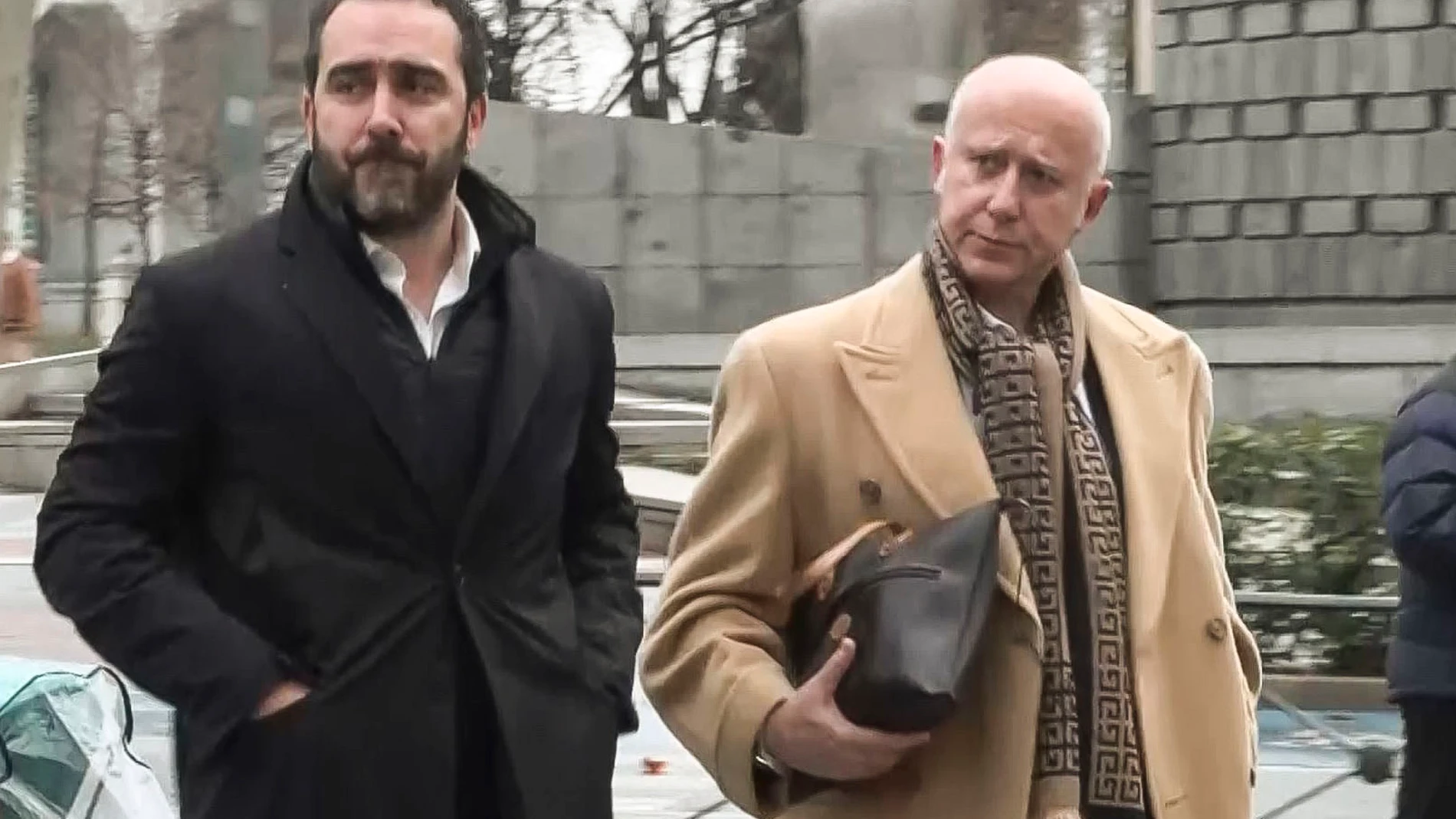 MADRID, 22/01/2025.- Captura de video del empresario y comisionista Víctor de Aldama (i) que ha acudido este miércoles a los Juzgados de Plaza Castilla. Aldama no ha querido facilitar a su llegada información sobre su presencia a los numerosos medios de comunicación allí presentes por las citaciones del juez Juan Carlos Peinado en el caso de Begoña Gómez. EFE IMÁGENES: MANUEL ÚNICA.