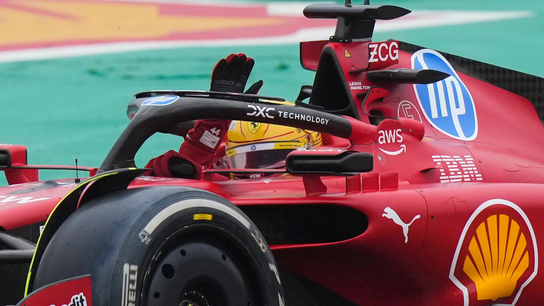 Hamilton saluda desde su Ferrari a los aficionados en Fiorano