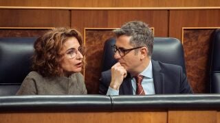 La vicepresidenta María Jesús Montero y el ministro Félix Bolaños, ayer en el Congreso