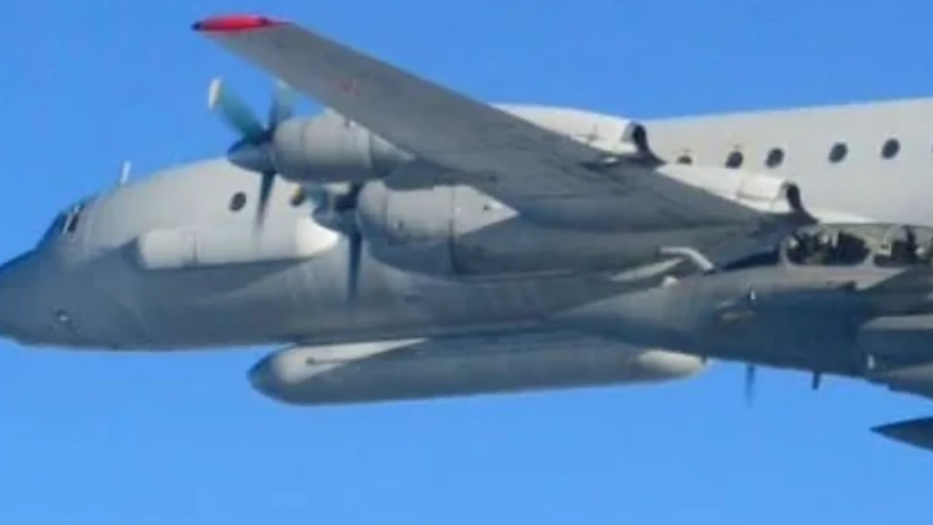 Un caza francés Rafale escolta a un avión ruso Il-20M sobre el Mar Báltico
