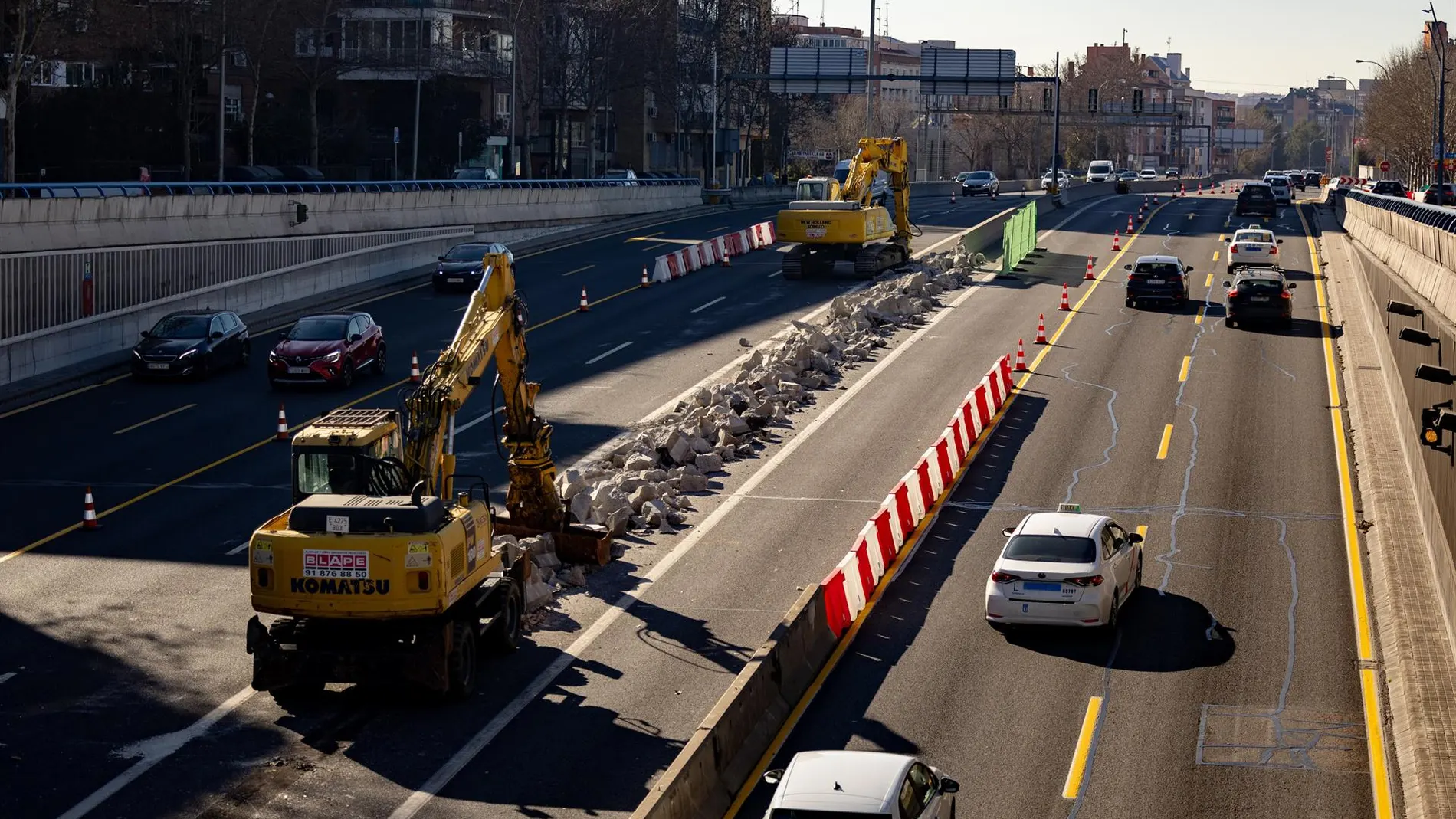 Cierran seis pasos inferiores peatonales de la A-5 este lunes
