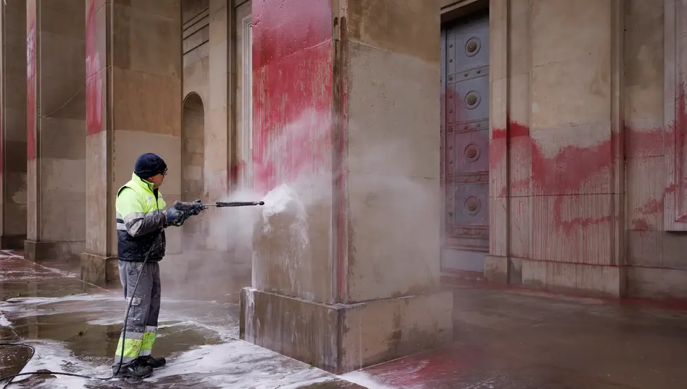 El Monumento a los Caídos de Pamplona ha amanecido este miércoles con pintadas alusivas al fascismo y en favor de su derribo. Se desconoce la autoría de los hechos que han tenido lugar durante la noche de este martes en un edificio, sobre el que existen posturas diferentes. Frente al proyecto que apuesta por su resignificación se han alzado voces en favor de su derribo. EFE/ Villar López