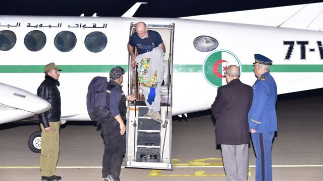 Las autoridades argelinas reciben al español liberado por los tuareg que fue secuestrado en el sur de Argelia
