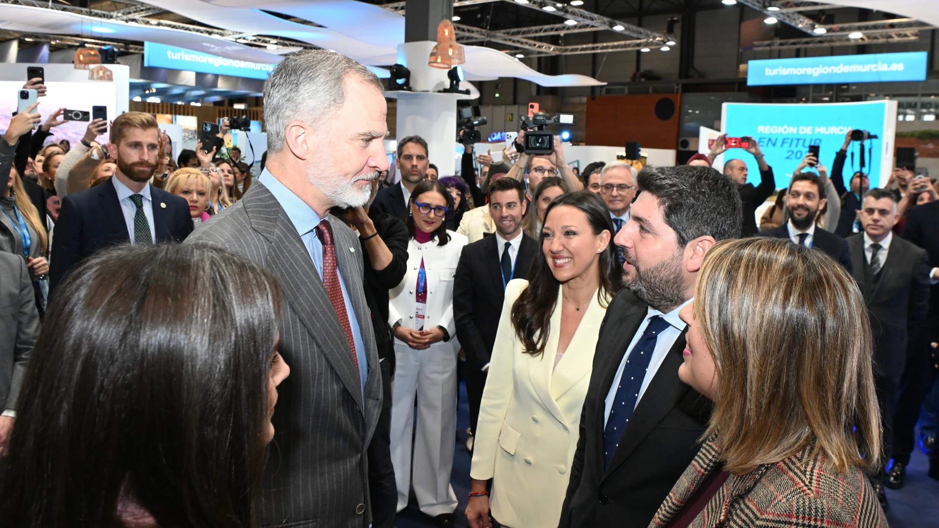 Los Reyes conversan con el presidente López Miras