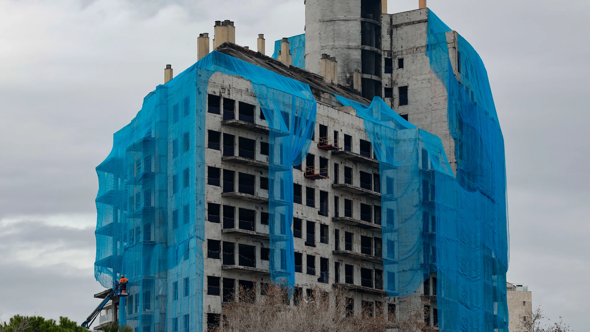 GRAFCVA4884. VALÈNCIA, 22/01/2025.- El desescombro del edificio incendiado el 22 de febrero de 2024 en el barrio de Campanar de València, que causó diez muertos y dejó a un centenar de familias sin hogar tras devastar 138 viviendas, sigue su ritmo y sólo le quedan dos plantas por limpiar para acabar a finales de este enero la limpieza, cuando falta un mes para que se cumpla un año del siniestro. EFE/Ana Escobar