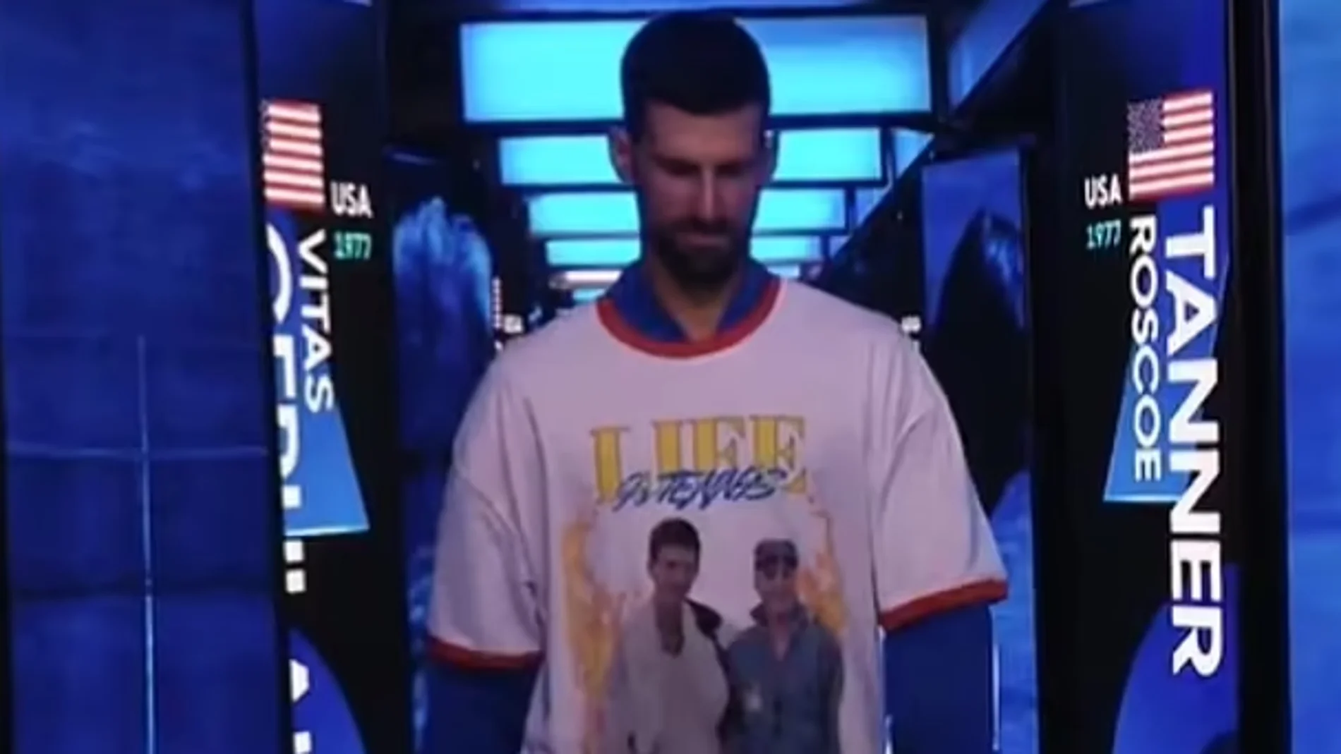 Novak Djokovic con la emotiva camiseta