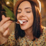 Mujer comiendo