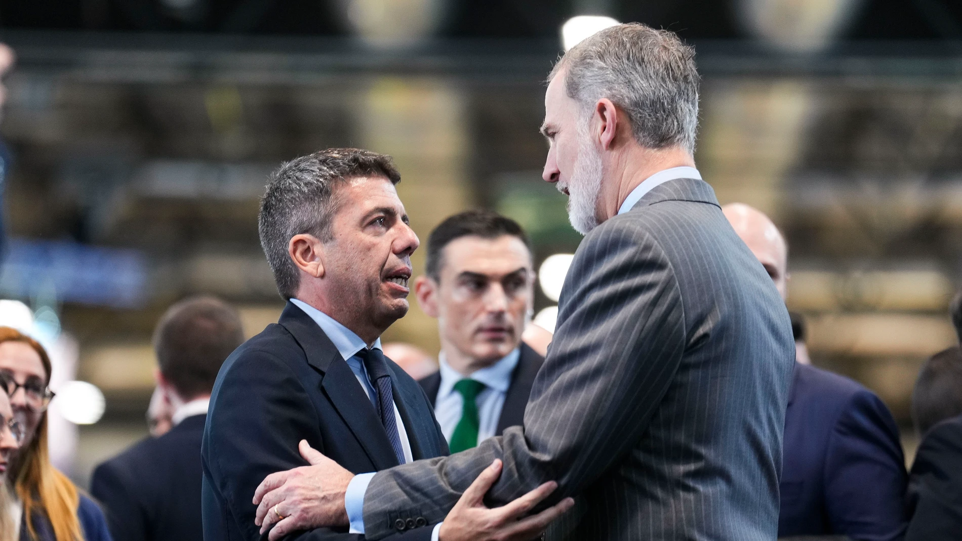 El rey Felipe saluda al presidente de la Generalitat Valenciana, Carlos Mazón, durante su visita a los pabellones tras la inauguración este miércoles la 45 edición de Fitur, a la que está prevista también la asistencia de unas 250.000 personas y que se celebra en los pabellones de Ifema en Madrid.