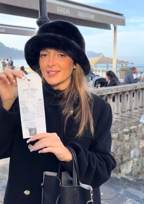 La influencer muestra la cuenta que pagó en el bar de Karlos Arguiñano en Zarautz, Guipúzcoa.