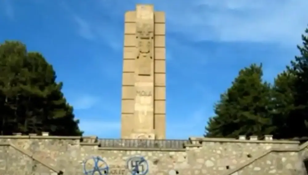 Torre de 20 metros de altura con la que se culmina el mausoleo y donde se puede leer en letras grandes "MOLA"