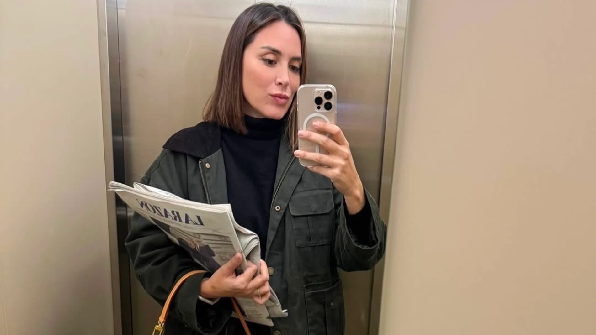Tamara Falcó con la chaqueta perfecta para la lluvia.