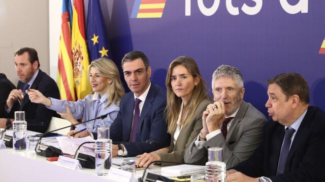 El presidente del Gobierno, Pedro Sánchez, junto a los ministros Óscar Puente, Yolanda Díaz, Sara Aagesen, Fernando Grande-Marlaska y Luis Planas