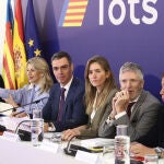 El presidente del Gobierno, Pedro Sánchez, junto a los ministros Óscar Puente, Yolanda Díaz, Sara Aagesen, Fernando Grande-Marlaska y Luis Planas