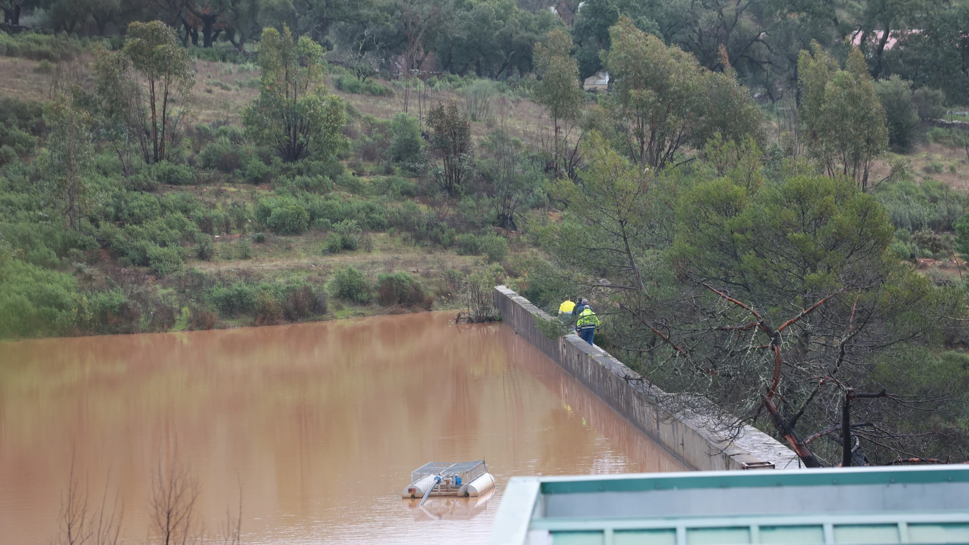 Embalse de Monte Félix-Toril. A 23 de enero de 2025, en Almonaster la Real, Huelva (Andalucía, España). El consejero de Presidencia, Interior, Diálogo Social y Simplificación Administrativa, Antonio Sanz, ha confirmado este jueves que las intensas lluvias registradas esta pasada madrugada han dificultado los trabajos en el embalse Monte Félix-Toril, en el término de Almonaster La Real (Huelva) donde, no obstante y gracias a las medidas adoptadas, se ha logrado bajar "ligeramente" la presión d...