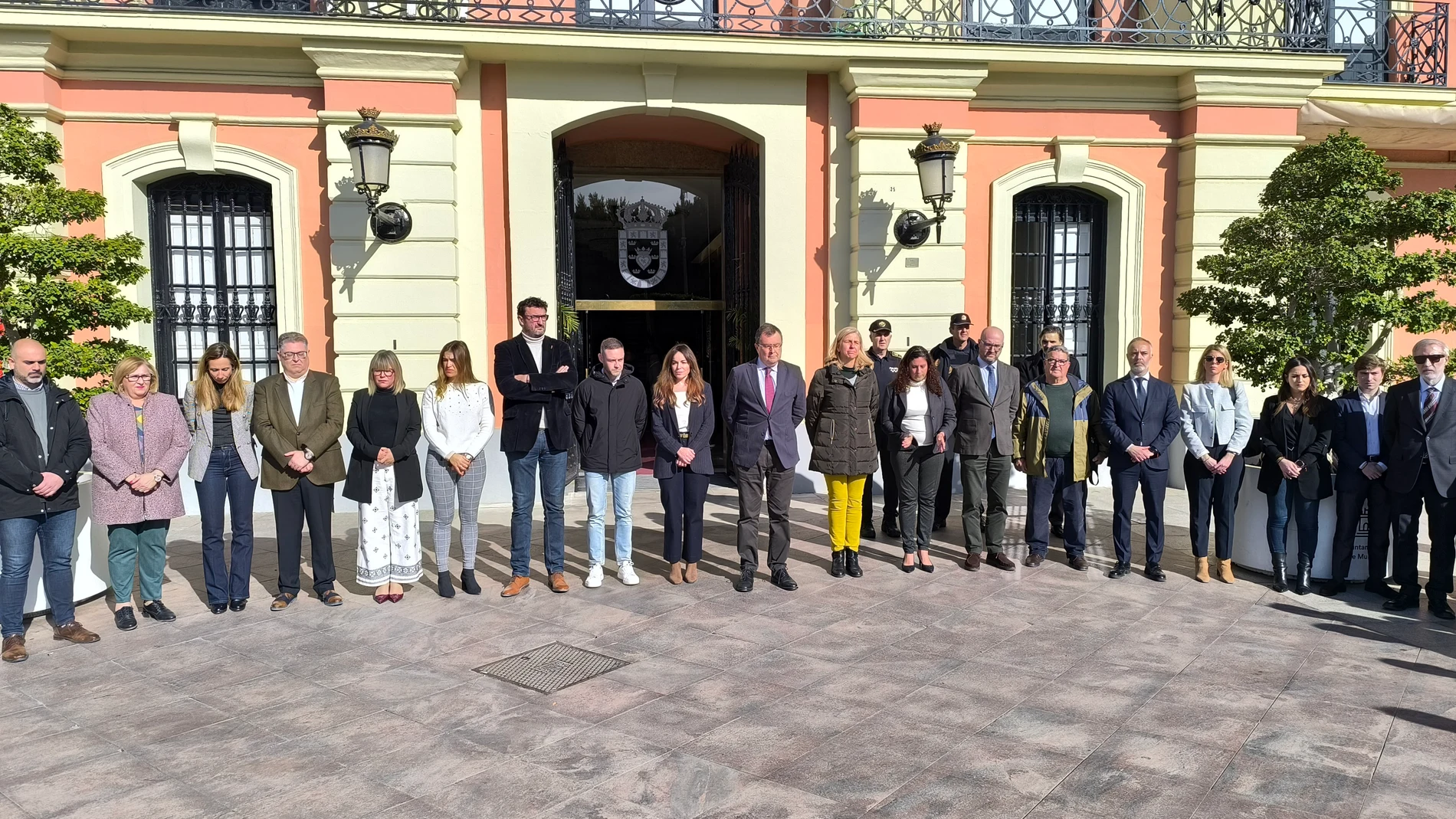 El alcalde de Murcia, José Ballesta, asiste al minuto de silencio acompañado por otros miembros de la Corporación Municipal EUROPA PRESS 23/01/2025