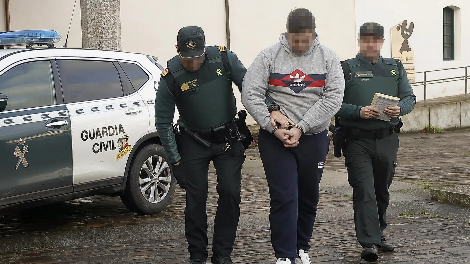 El profesor detenido por agresión sexual a dos mujeres pasa a disposición judicial, en el Juzgado de Instrucción nº1 de Mondoñedo, a 23 de enero de 2025, en Mondoñedo, Lugo, Galicia (España). Este profesor de música está acusado de agresión sexual a dos alumnas suyas. La detención fue realizada a raíz de las dos denuncias efectuadas por las presuntas víctimas, una de ellas, menor de edad. 23 ENERO 2025 Carlos Castro / Europa Press 23/01/2025