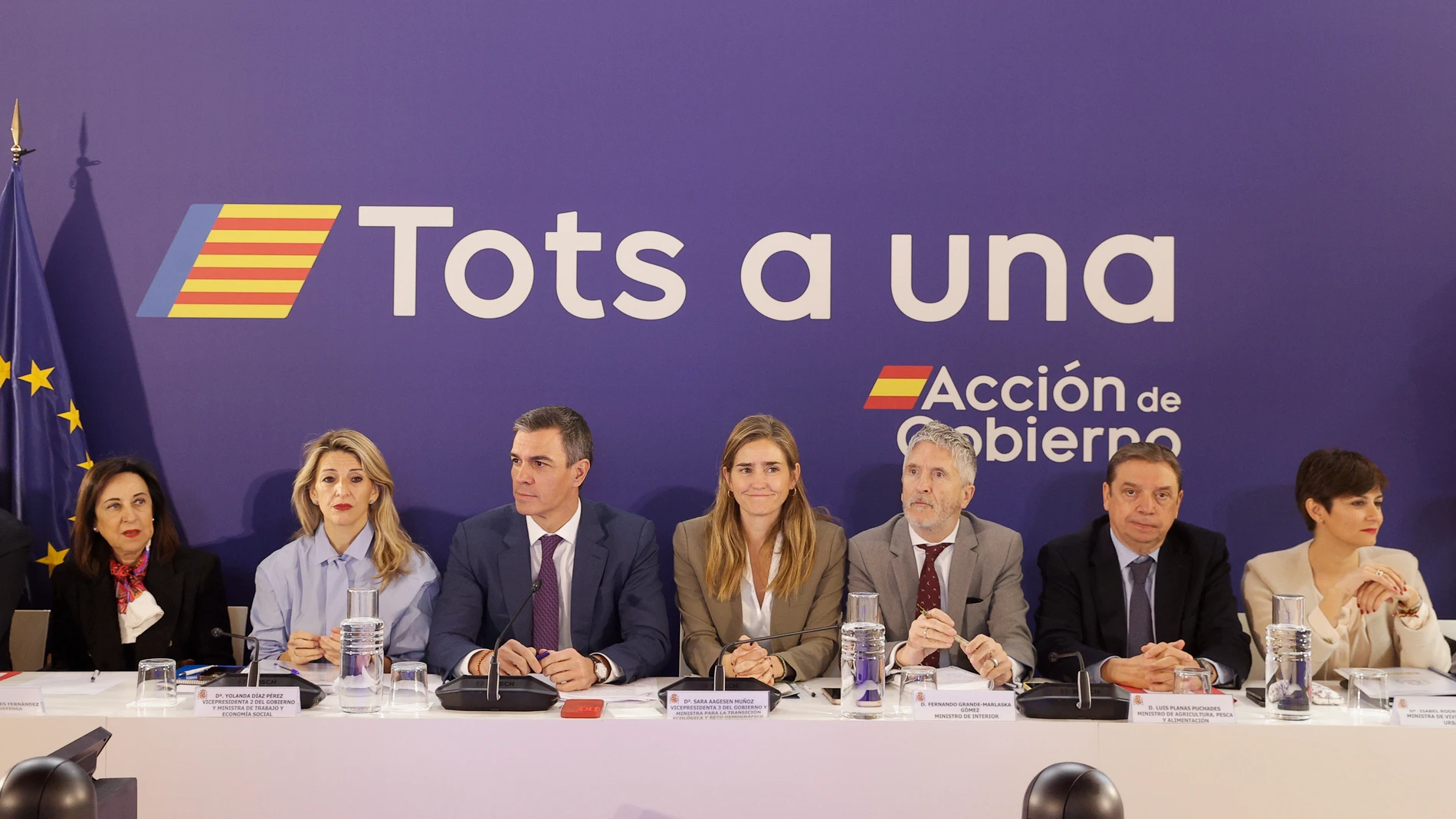 FOTODELDÍA GRAFCVA4913. VALENCIA, 23/01/2025.- El presidente del Gobierno, Pedro Sánchez (3 i), junto a la vicepresidenta segunda y ministra de Trabajo y Economía Social, Yolanda Díaz (2ª i), la vicepresidenta tercera y ministra para la Transición Ecológica y el Reto Demográfico, Sara Aagesen (c), el ministro del Interior, Fernando Grande-Marlaska (3º d), la ministra de Defensa, Margarita Robles (i), el ministro de Agricultura, Pesca y Alimentación, Luis Plana (2º d), y la ministra de Viviend...