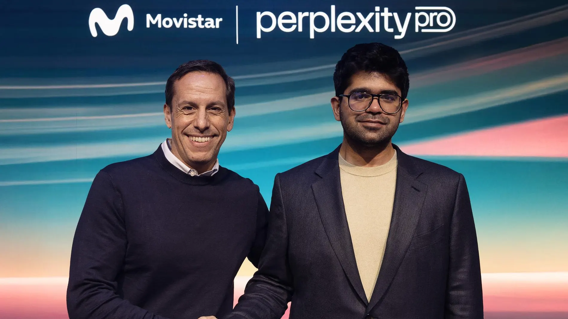 De izquierda a derecha: Óscar Candiles, Chief B2C Officer de Telefónica España, y Aravind Srinivas, CEO y cofundador de Perplexity