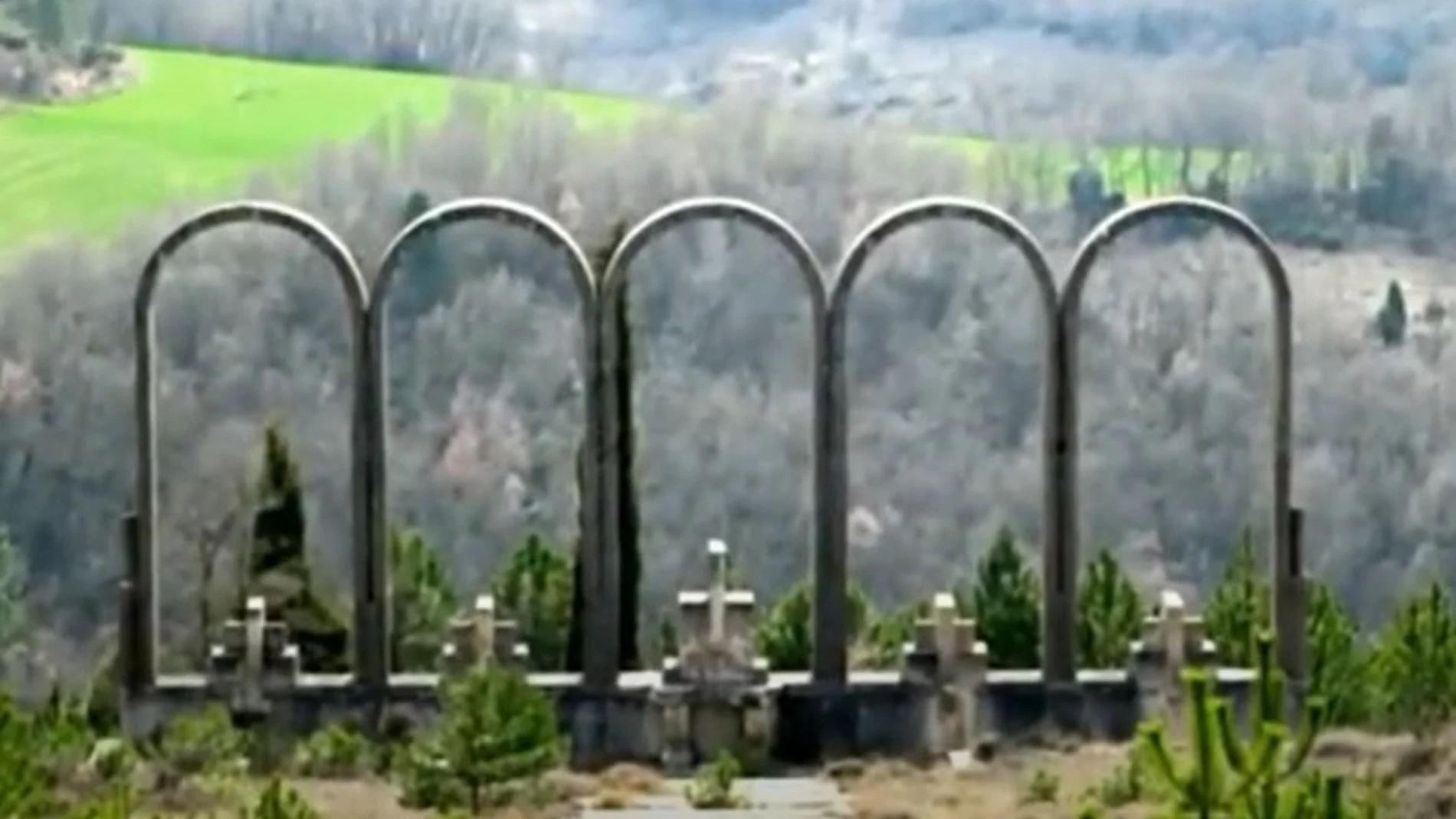 Los cinco arcos del mausoleo que recuerdan a los cinco fallecidos en el accidente de avión
