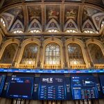 Economía/Bolsa.- El Ibex 35 sube un 0,4% al mediodía y retoma los 11.900 puntos en el arranque de resultados