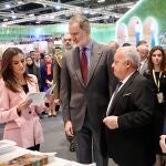 Los Reyes visitando el estand de Castilla y León