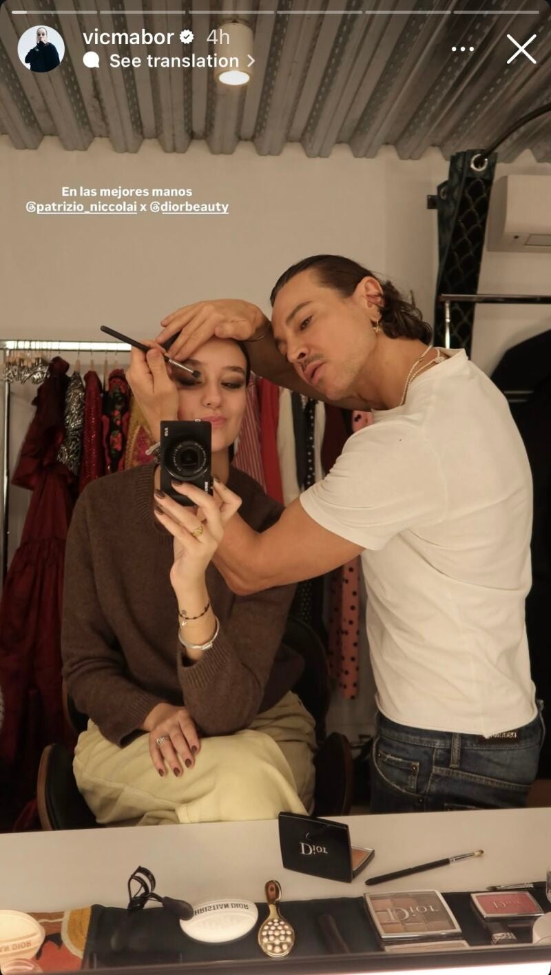 Victoria Federica con jersey y manicura 'Mocha Mousse'.