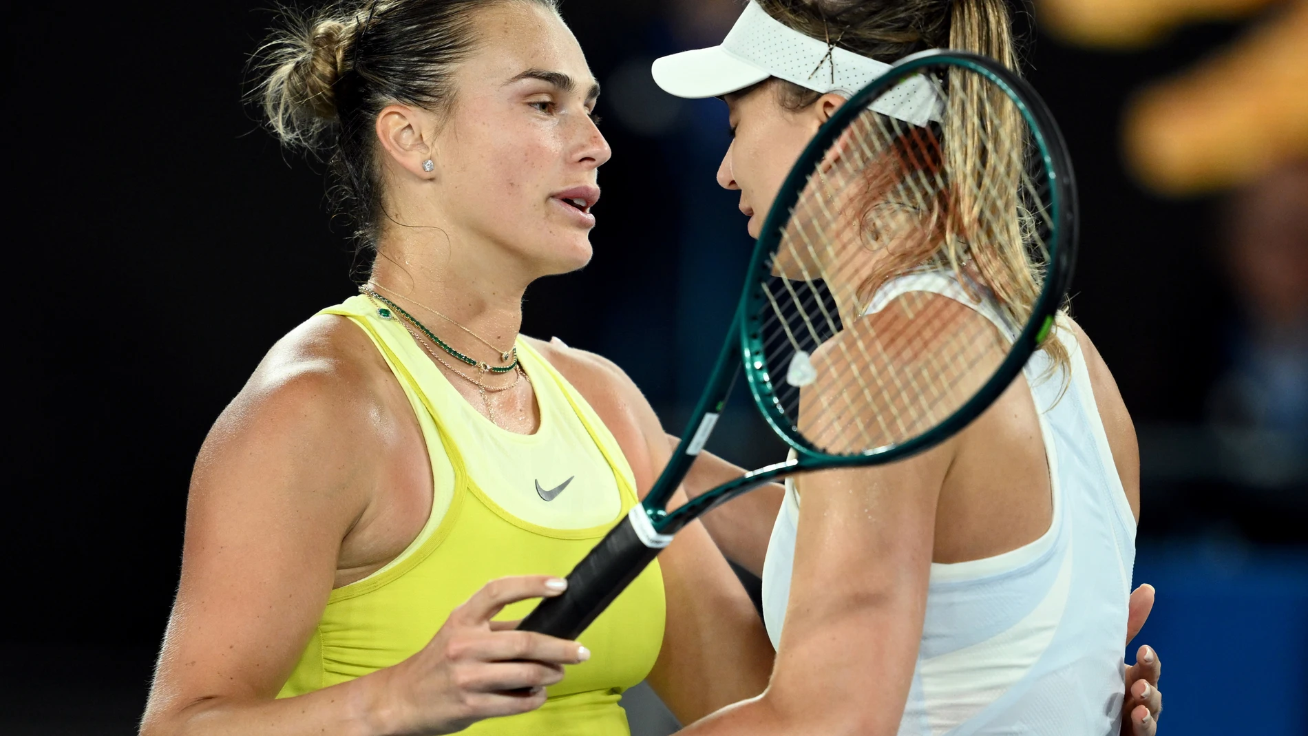 Melbourne (Australia), 23/01/2025.- Aryna Sabalenka (L) of Belarus celebrates winning her Women'Äôs Singles semifinal match against Paula Badosa (R) of Spain at the Australian Open tennis tournament in Melbourne, Australia, 23 January 2025. (Tenis, Bielorrusia, España) EFE/EPA/JOEL CARRETT AUSTRALIA AND NEW ZEALAND OUT