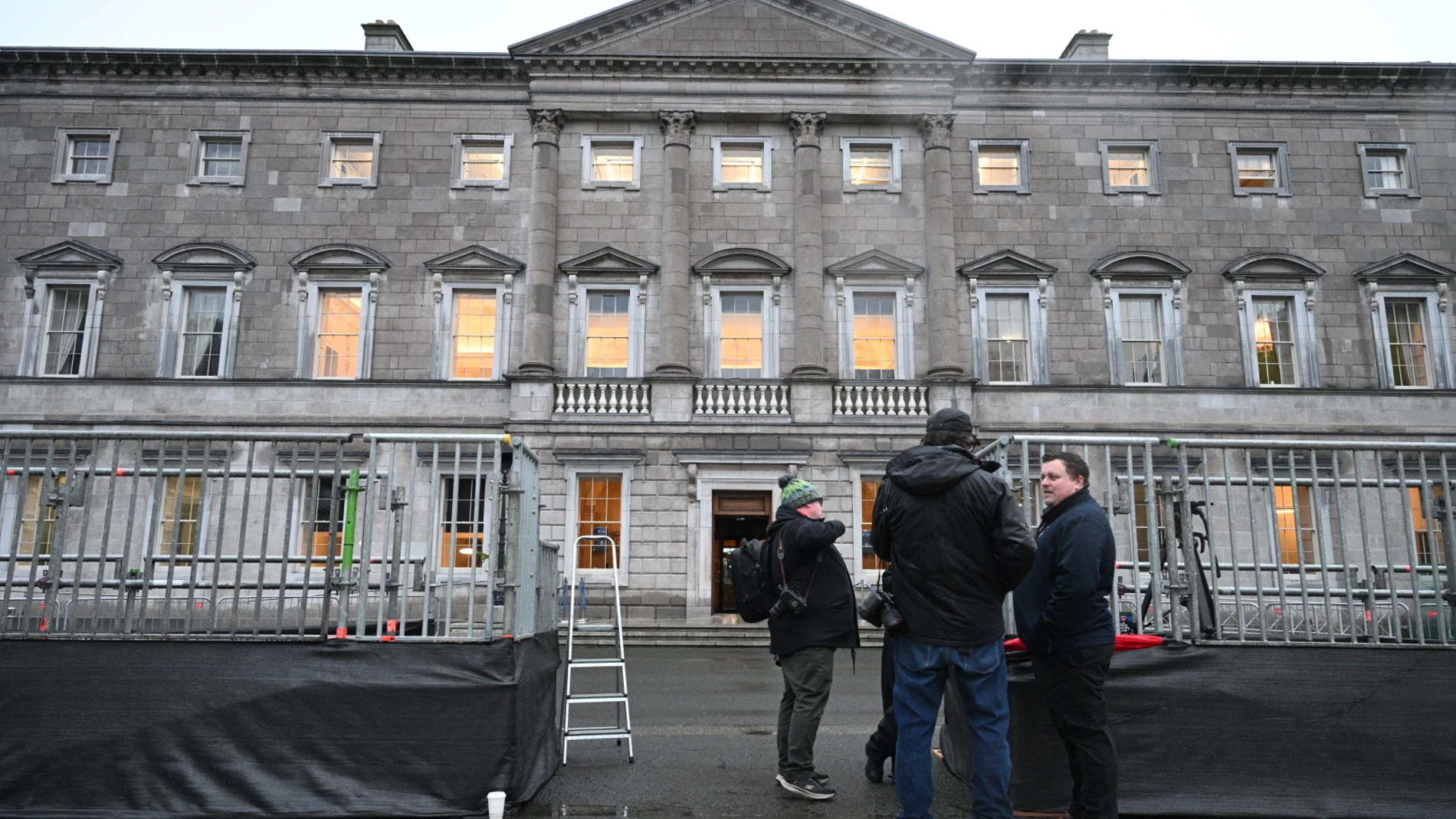 Dublin (Ireland), 23/01/2025.- Media members wait outside Leinster House, the seat of Ireland's Parliament in Dublin, Ireland, 23 January 2025. This marks the second day the Dail is convening to nominate the new taoiseach after a dispute over speaking time caused a delay. Following weeks of government formation talks, Fianna Fail, which emerged as the largest party after the Irish general election on 29 November 2024, has agreed to re-enter a coalition with Fine Gael, with Micheal Martin set ...